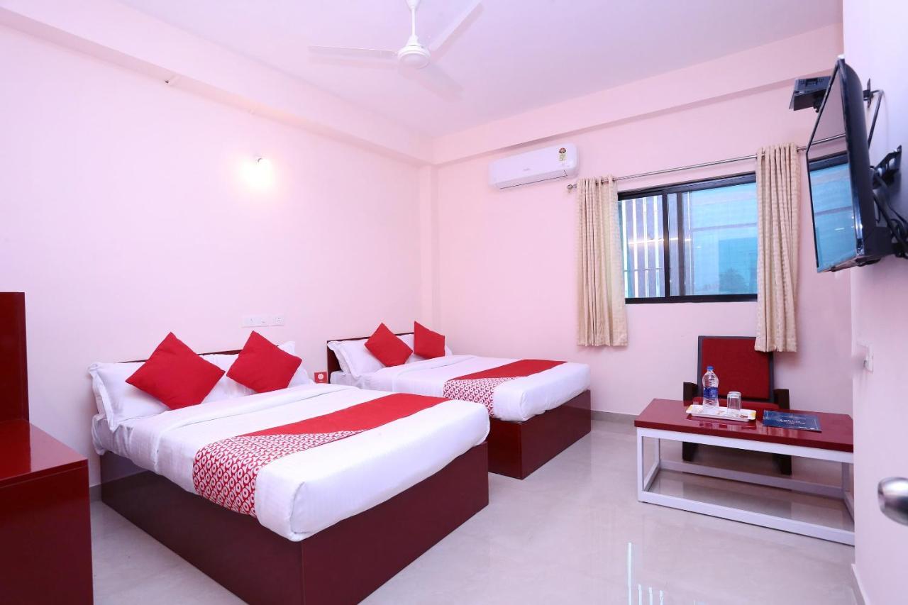 Oyo 13577 Tkr Metro Residency Hotel Kochi Kültér fotó