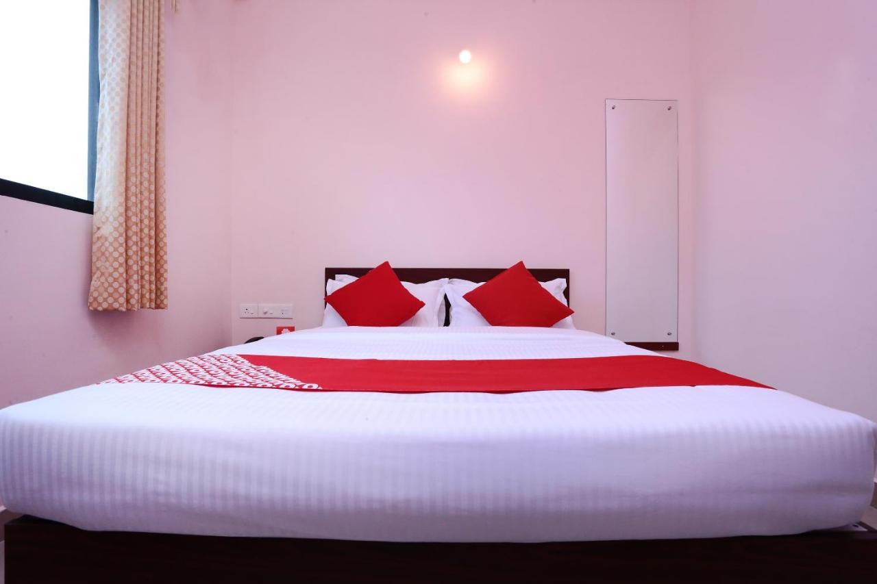 Oyo 13577 Tkr Metro Residency Hotel Kochi Kültér fotó