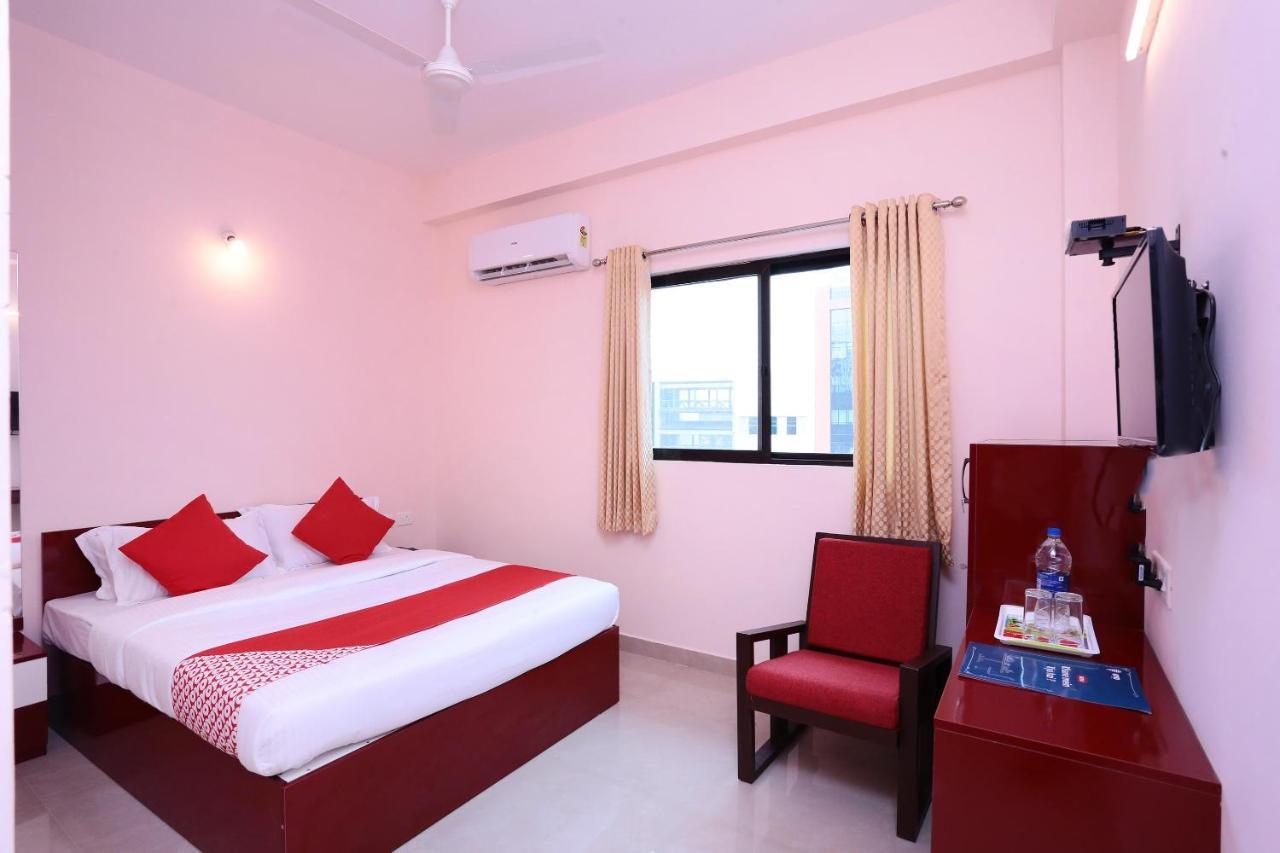 Oyo 13577 Tkr Metro Residency Hotel Kochi Kültér fotó