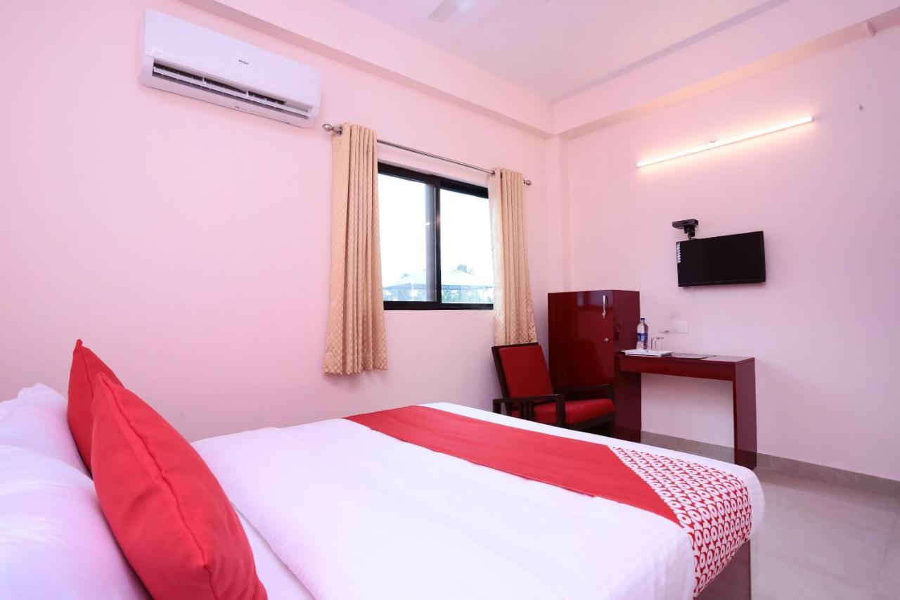 Oyo 13577 Tkr Metro Residency Hotel Kochi Kültér fotó