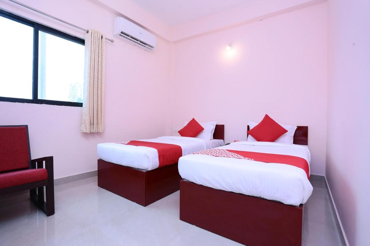 Oyo 13577 Tkr Metro Residency Hotel Kochi Kültér fotó