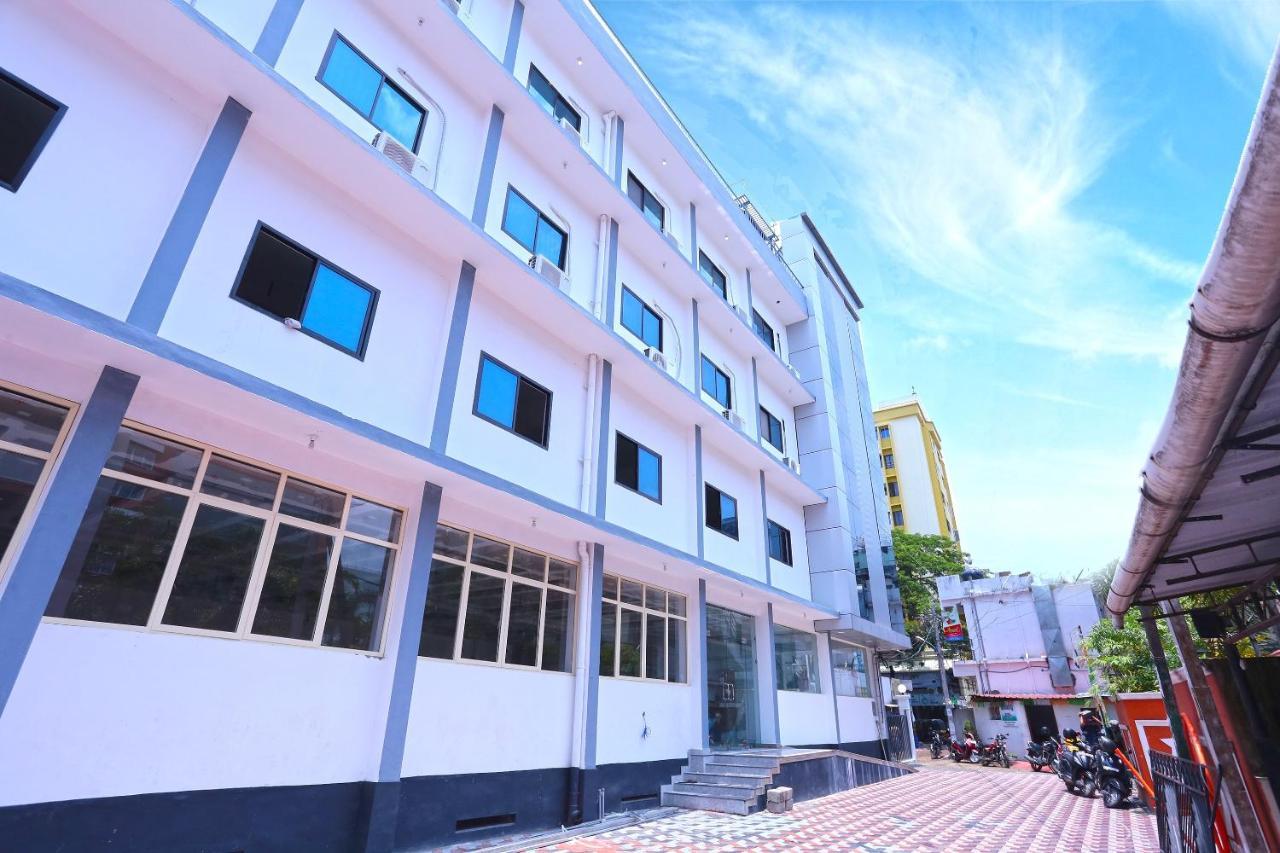 Oyo 13577 Tkr Metro Residency Hotel Kochi Kültér fotó
