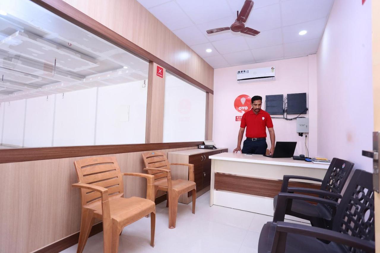 Oyo 13577 Tkr Metro Residency Hotel Kochi Kültér fotó